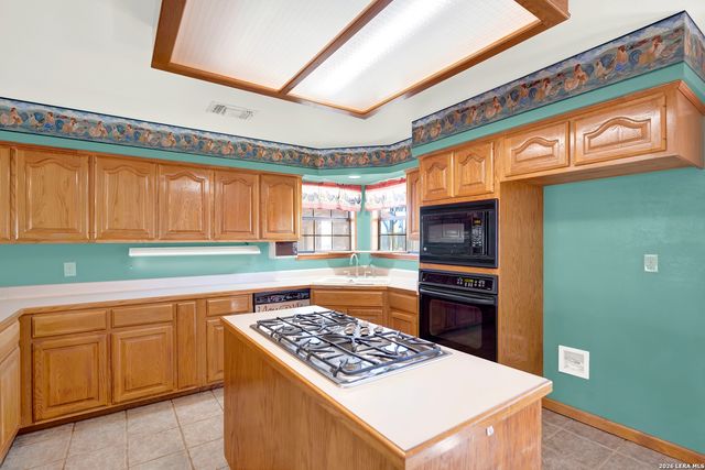 386 County Road 763, Devine, TX 78016