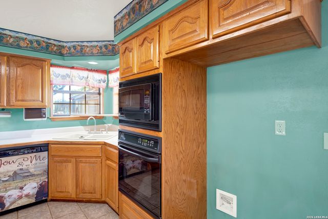 386 County Road 763, Devine, TX 78016