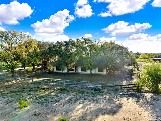 386 County Road 763, Devine, TX 78016