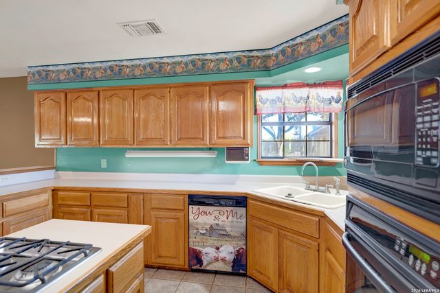 386 County Road 763, Devine, TX 78016