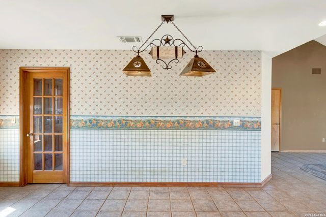 386 County Road 763, Devine, TX 78016