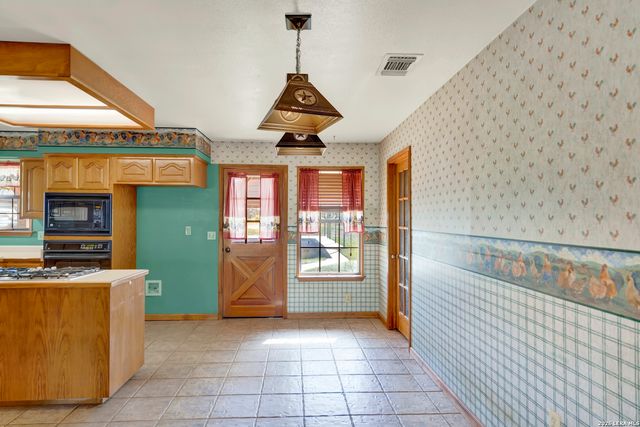 386 County Road 763, Devine, TX 78016