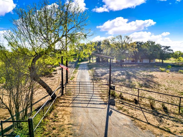 386 County Road 763, Devine, TX 78016