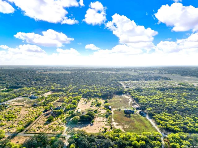 386 County Road 763, Devine, TX 78016