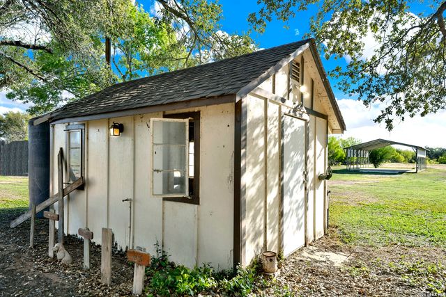 386 County Road 763, Devine, TX 78016