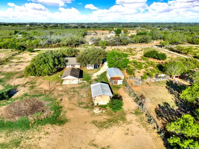 386 County Road 763, Devine, TX 78016