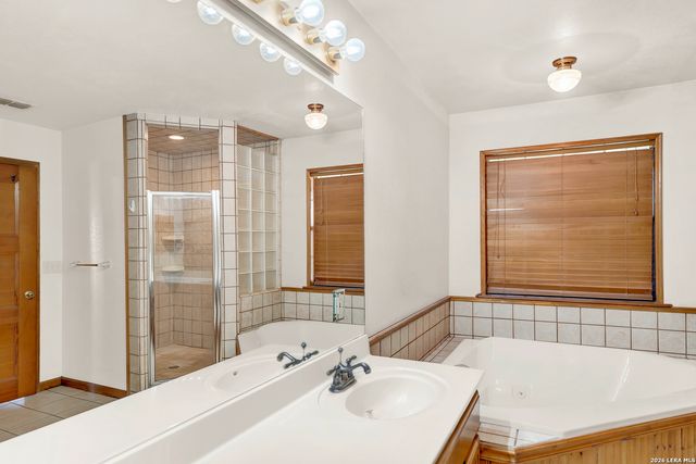 386 County Road 763, Devine, TX 78016