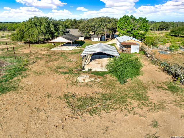 386 County Road 763, Devine, TX 78016