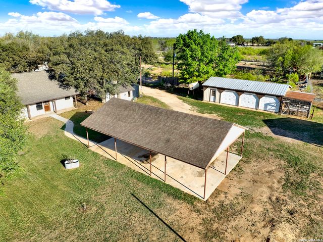 386 County Road 763, Devine, TX 78016