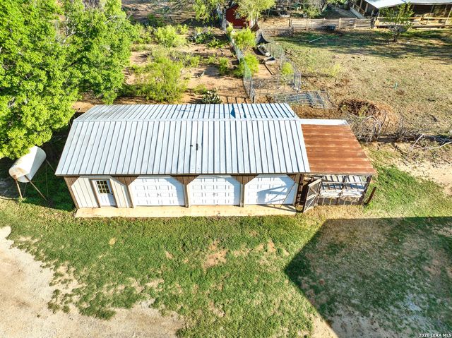 386 County Road 763, Devine, TX 78016