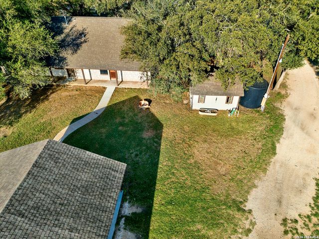 386 County Road 763, Devine, TX 78016