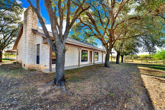 386 County Road 763, Devine, TX 78016
