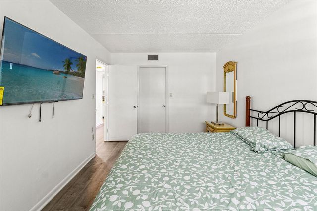 11700 PARK BOULEVARD 202, Seminole, FL 33772