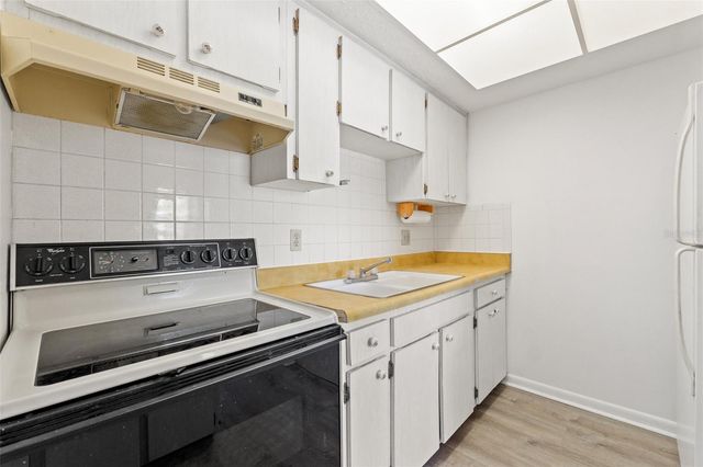 11700 PARK BOULEVARD 202, Seminole, FL 33772