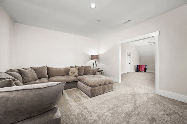 1047 Sinatra Dr, Nolensville, TN 37135