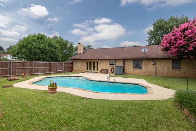 1710 Park Hill Drive, Arlington, TX 76012