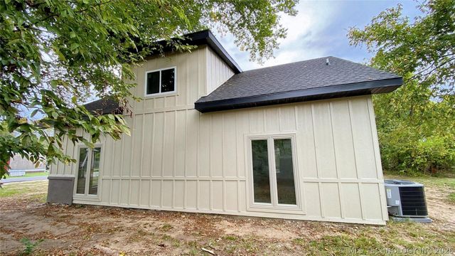 1309 S 3rd Street, Stilwell, OK 74960