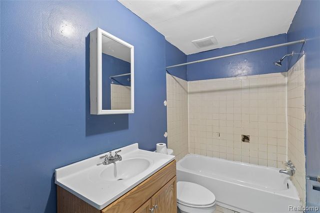 9274 Chamberlain Street, Romulus, MI 48174