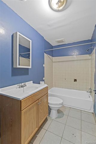 9274 Chamberlain Street, Romulus, MI 48174