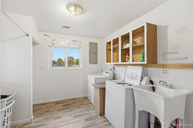 9274 Chamberlain Street, Romulus, MI 48174