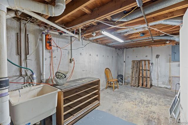 9274 Chamberlain Street, Romulus, MI 48174