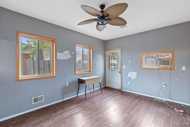 9274 Chamberlain Street, Romulus, MI 48174