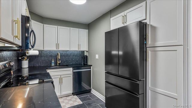 10-24 166th Street 3A, Beechhurst, NY 11357