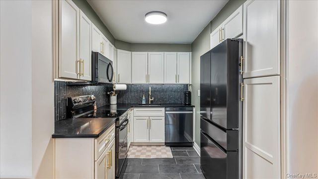 10-24 166th Street 3A, Beechhurst, NY 11357