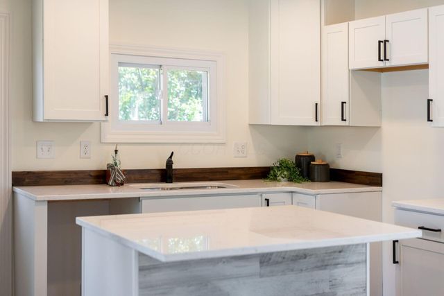 7025 Iris Drive, Grove City, OH 43123