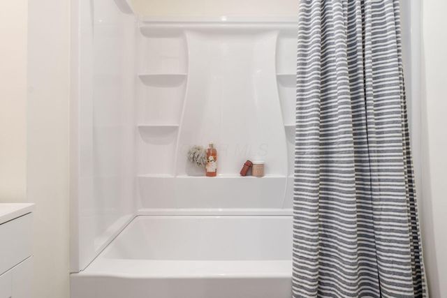 7025 Iris Drive, Grove City, OH 43123