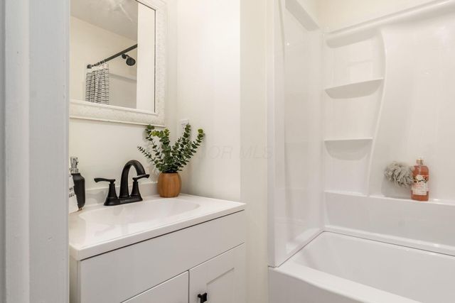 7025 Iris Drive, Grove City, OH 43123