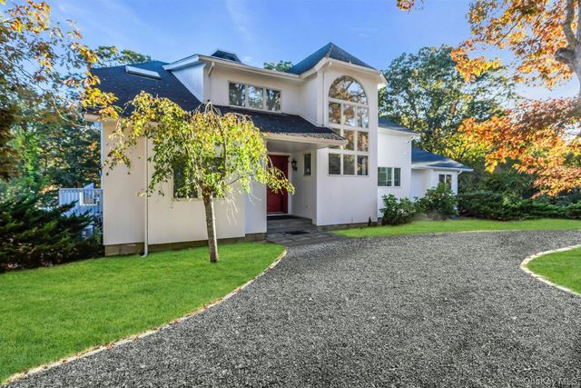 19 Bay Woods Drive, Hampton Bays, NY 11946