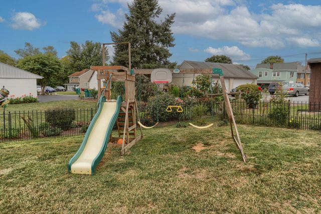 1637 E CARACAS AVE, Hershey, PA 17033