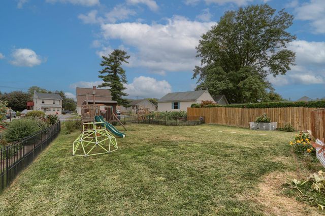 1637 E CARACAS AVE, Hershey, PA 17033