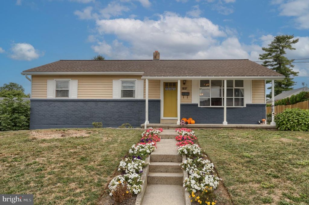 1637 E CARACAS AVE, Hershey, PA 17033