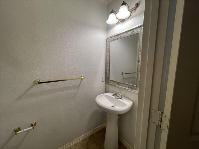 6410 E Linpar Court, Houston, TX 77040