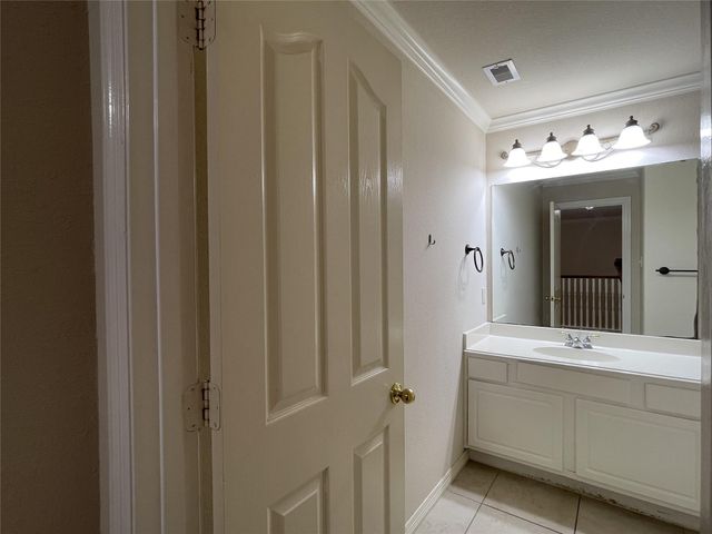 6410 E Linpar Court, Houston, TX 77040