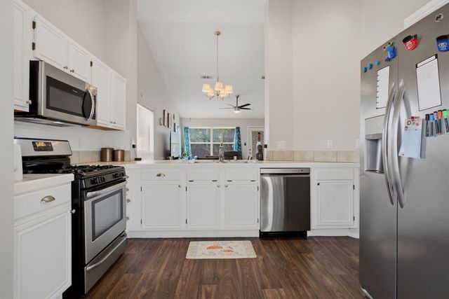 8 Apache Plume Road, Los Lunas, NM 87031
