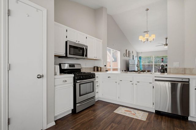 8 Apache Plume Road, Los Lunas, NM 87031