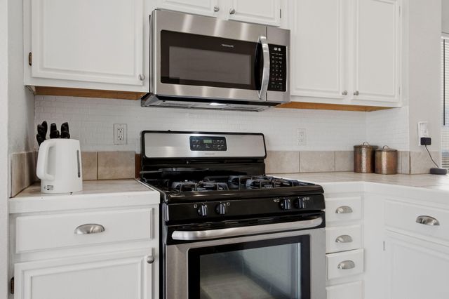 8 Apache Plume Road, Los Lunas, NM 87031