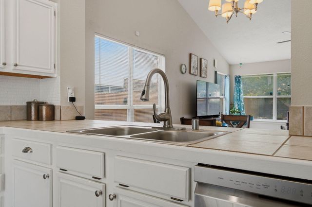 8 Apache Plume Road, Los Lunas, NM 87031