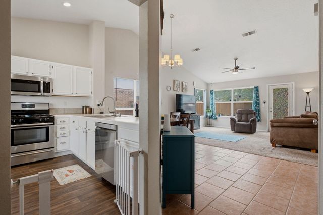 8 Apache Plume Road, Los Lunas, NM 87031