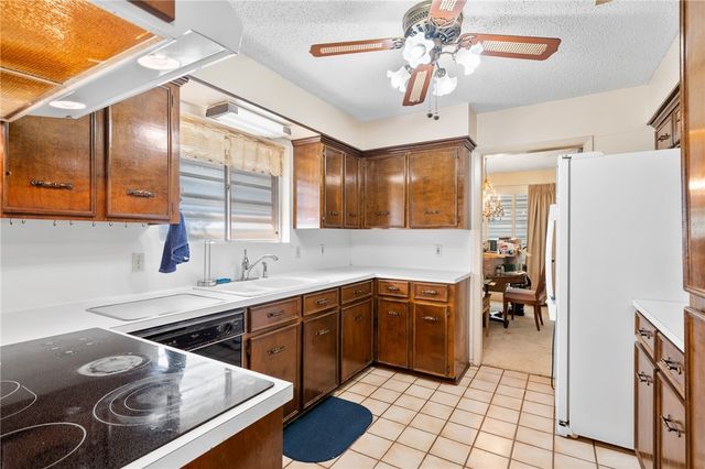 219 Poesta Dr, Portland, TX 78374