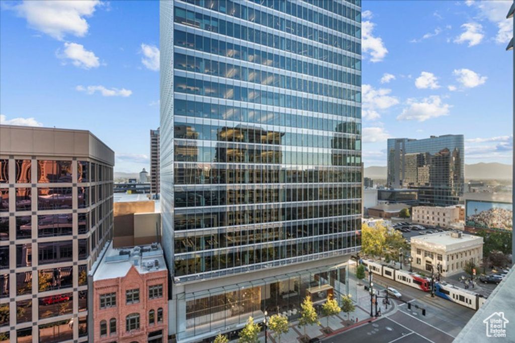 Image 18 of property listing at 35 E 100 S #807, Salt Lake City, UT 84111