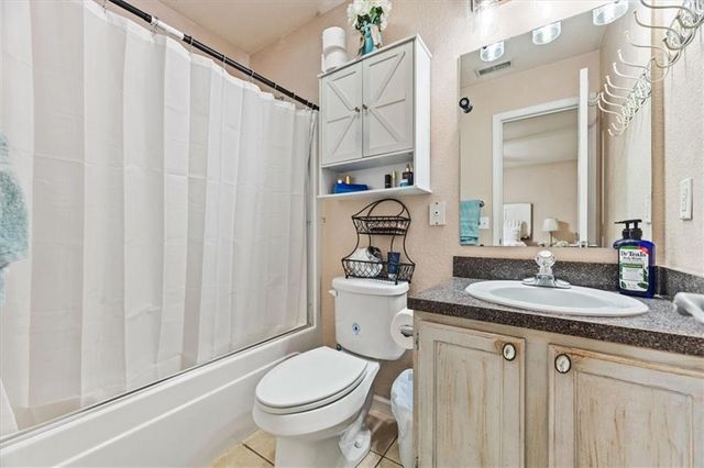 1528 Legend Trail Drive A, Lawrence, KS 66047