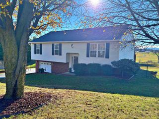 271 WYNDHAM HILL DR, Fishersville, VA 22939