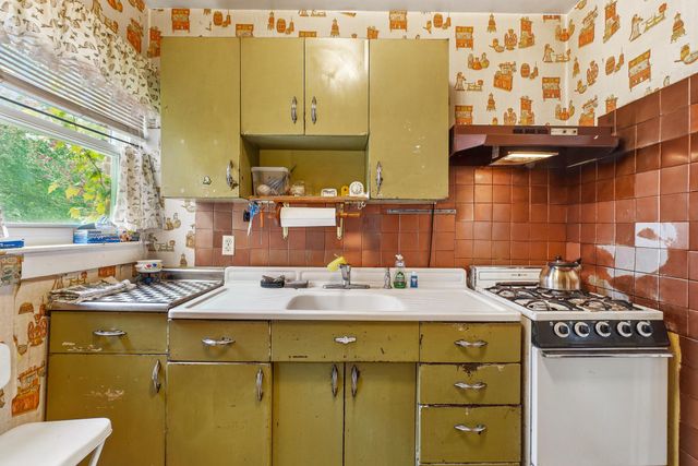 2926 IRVINGTON RD, Falls Church, VA 22042