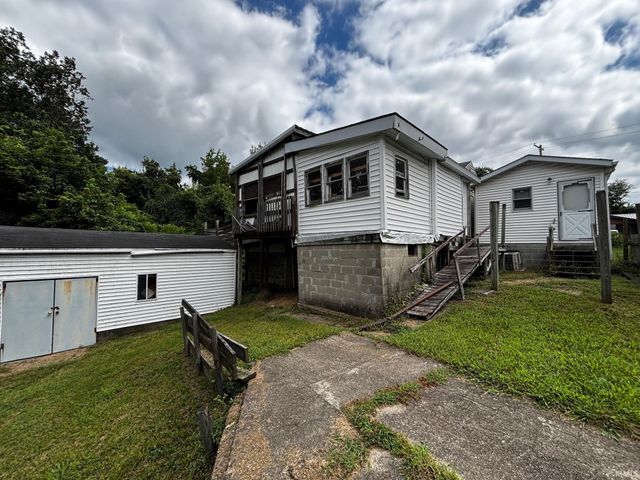 148 N Seminary Street, Bloomfield, IN 47424