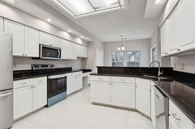 906 Nicklaus DR, Newport News, VA 23602