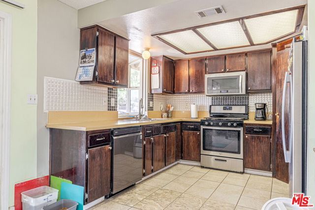 38625 159th Street, Lake Los Angeles, CA 93591